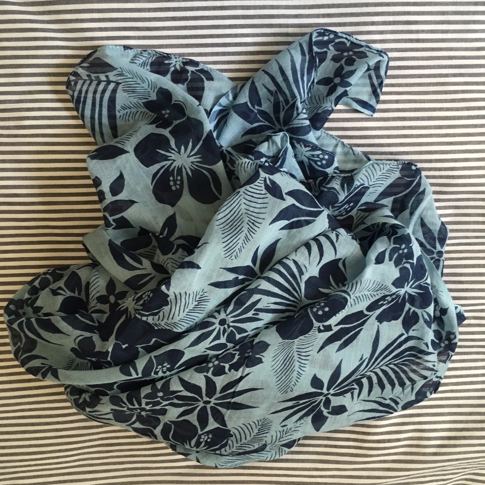 NWOT Featherweight French Floral Cotton Wrap 45x70